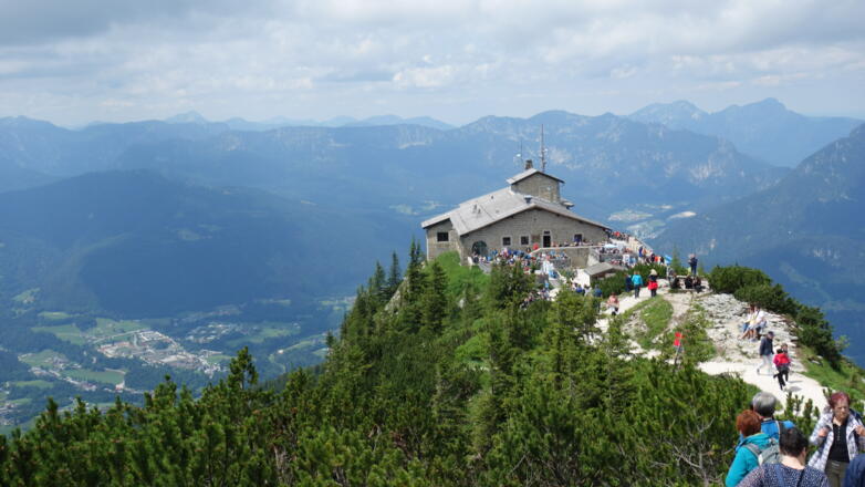 Kehlsteinhaus 1834m vom Kreuz ~1870m gesehen