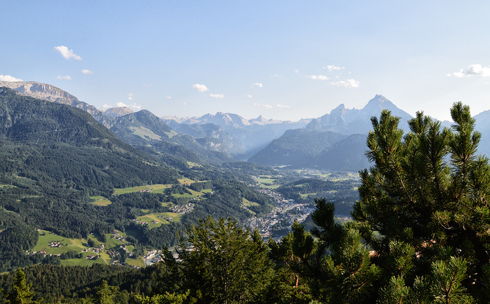 Blick von der Kneifelspitze über Berchtesgaden zum Watzmann