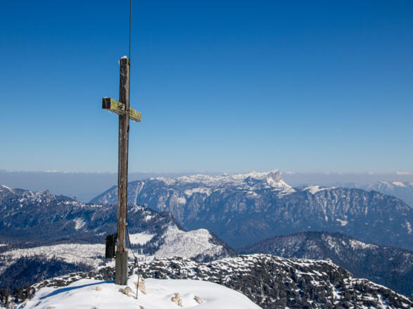 Gipfelkreuz auf dem Edelweißlahner mit Untersberg im Hintergrund.