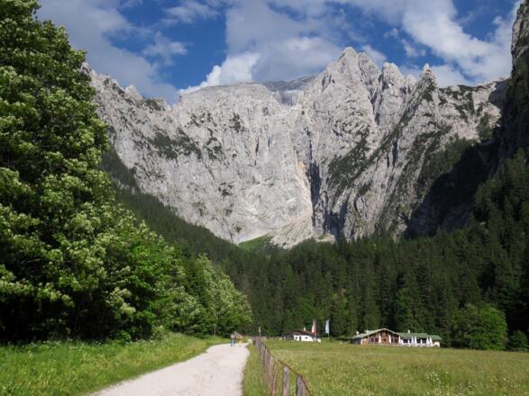 imposant steht die Westwand vor einem - rechts die Scharitzkehlalm