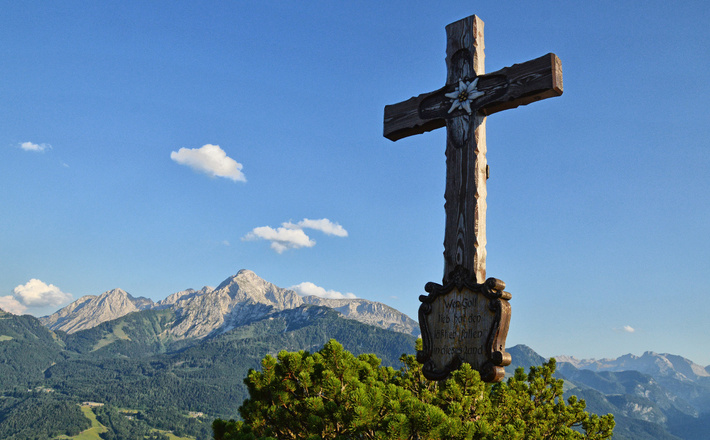 Das Gipfelkreuz der Kneifelspitze  vor dem Hohen Göll