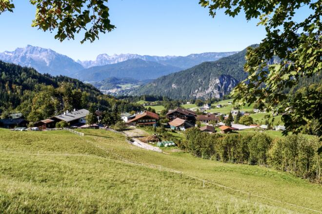Vorbei an idyllischen Bauernhöfen