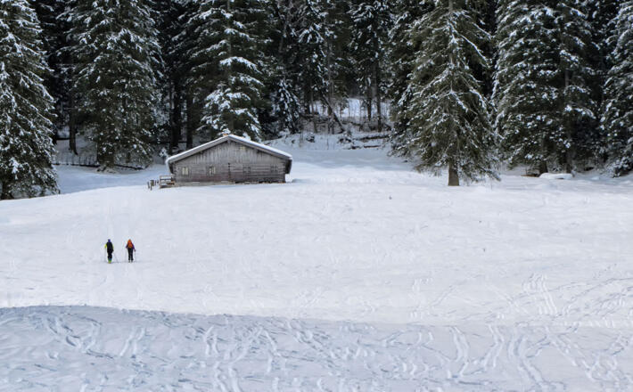 Skitourengeher an der Eckaualm auf dem Weg zur Hochalm
