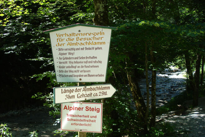 Hinweistafel am Beginn der Klamm