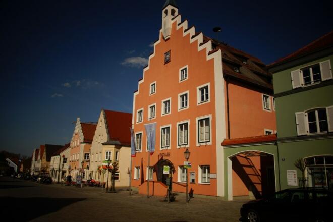 Rathaus am historischen Marktplatz in Langquaid