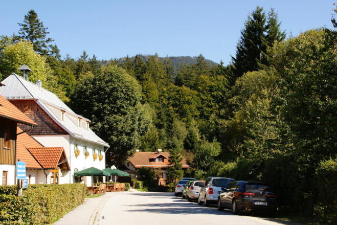 Zwieslerwaldhaus - am Biergarten vor dem Gasthof beginnt die Wanderung