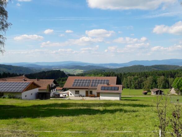 Aussicht vom Wandrand bei Münchshöfen zum Hohen Bogen