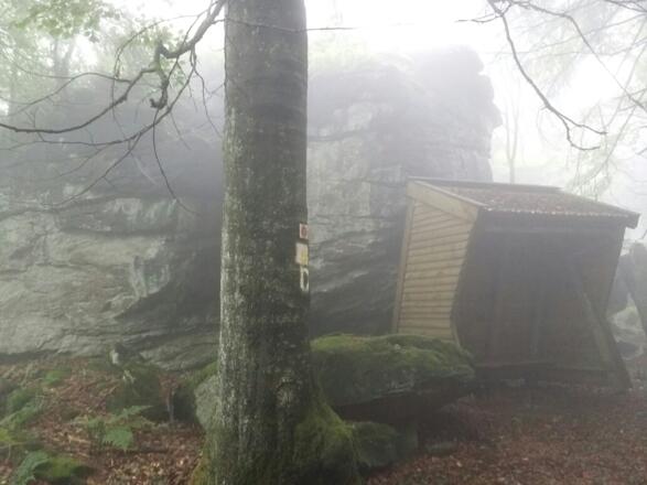 Felsformation und Unterstand am Weg zum Hirschenstein