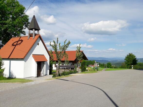 Kapelle in Münchshöfen - nach der Kapelle geht es links weiter