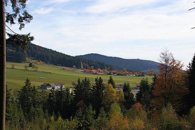 Blick zur Sommerrodelbahn vom Weg nach Grün