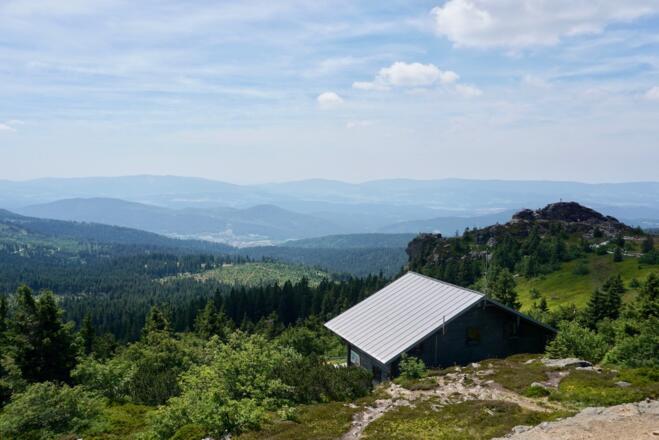 Blick vom Arber auf den Bodenmaiser Riegel und Bodenmais