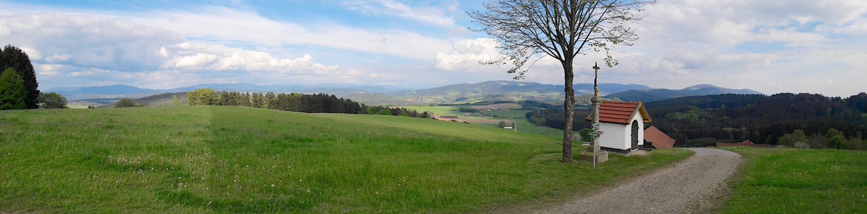 Panorama von der Kapelle über Hofen vom Hohen Bogen bis Kreuzhaus