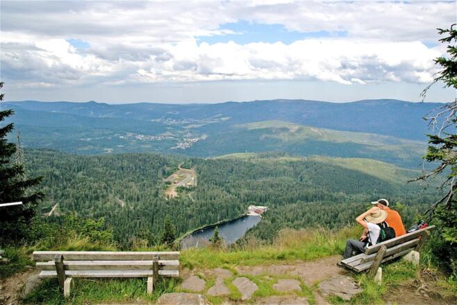 Mittagsplatz mit Blick zum Großen Arbersee und Biathlonanlage