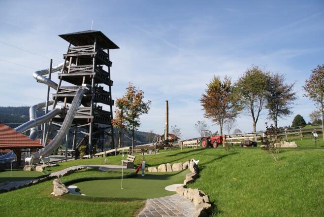 Aussichtsturm mit Rutschen