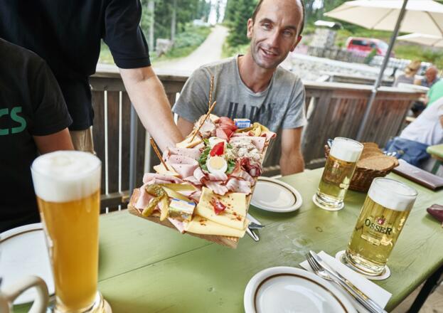 Brotzeit auf der Chamer Hütte