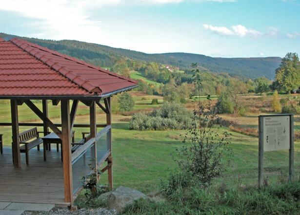 Aussichts-Pavillon am Kurpark St. Englmar mit übers Englmarbachtal zum Hirschenstein