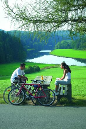Radler bei der Rast entlang des Regental-Radweges