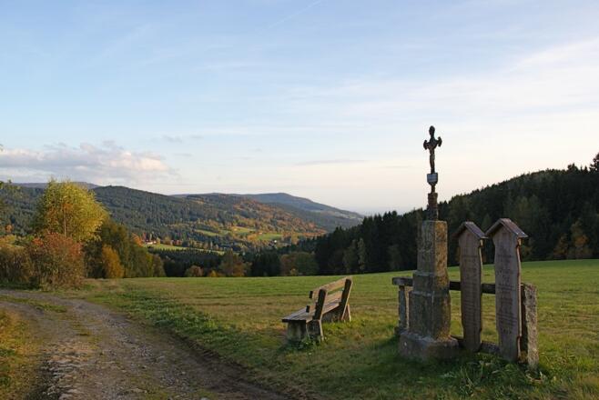 Totenbrettgruppe mit Aussicht vor Maibrunn