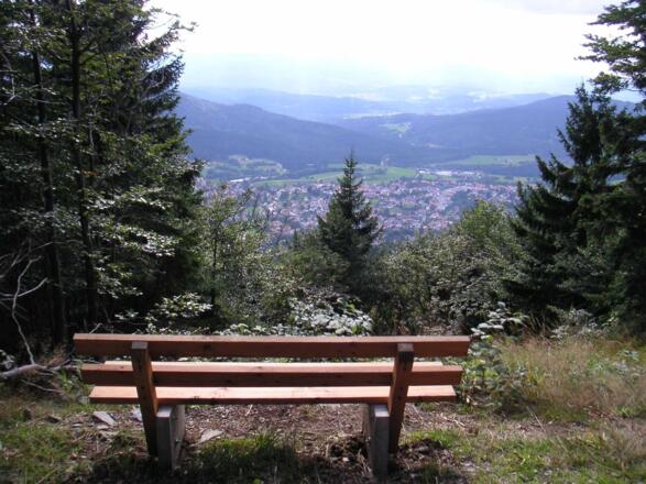 Von dieser Bank haben wir einen großartigen Blick auf Bodenmais.