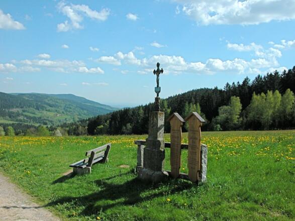 Totenbrettgruppe am Weg nach Grün