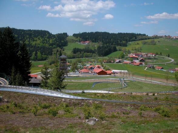 Blick vom Rundweg zum Egidi-Rodel- und Freizeitparadies in Grün