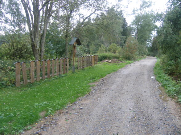 Diesen Totenbrettern begegnen wir auf dem Weg zur Kapelle St. Bernhard.