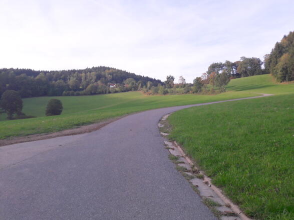 Nebenstraße nach Reisach - später Wanderweg Nr. 2