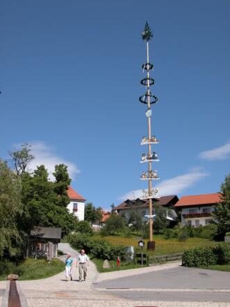 St. Englmar-Ortsmitte mit Wanderweg zum Friedhof