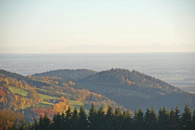 Aussicht von der Meinstorf-Kapelle zu den Alpen