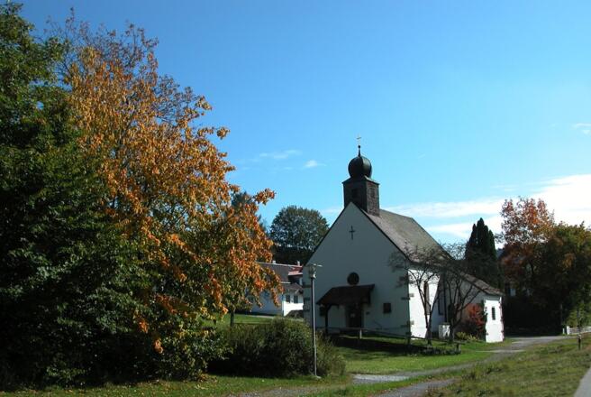 Kirche in Klingbach - der Wanderweg kommt auf der Rückseite herunter