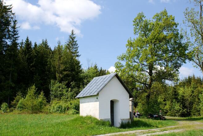 Meinstorf-Kapelle am Beginn es Abstiegs