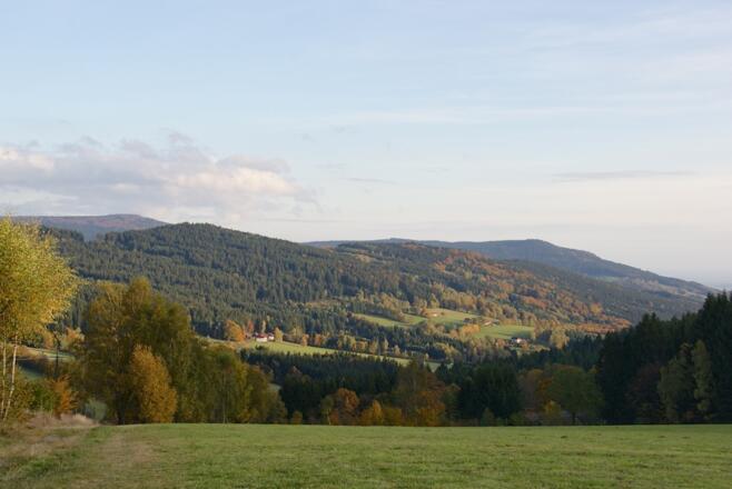 Fernsicht vom Weg nach Maibrunn zu Hirschenstein und Schopf