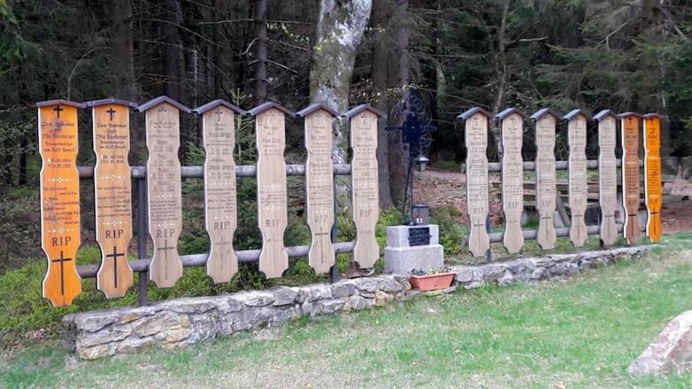 Totenbretter beim Riedernkreuz