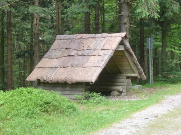 &quot;Kudern&quot;-Hüttn nach der Lehrpfad-Sprunganlage - die Runde zweigt davor links ab