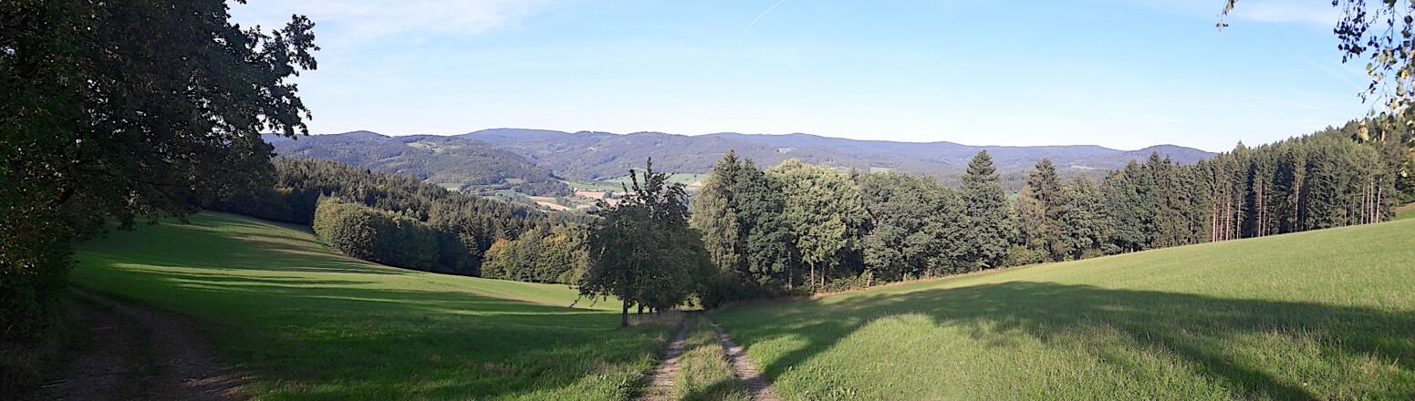 Panorama auf die Berge bei St. Englmar vom Pröller bis zum Hirschenstein