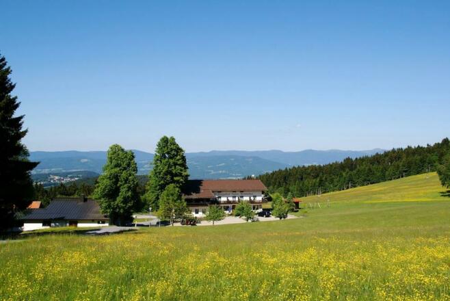 Blick über Markbuchen auf den Bayerwald-Hauptkamm
