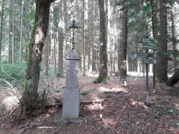 Feldkreuz im Wald am Wegbeginn zum Kramerschopf