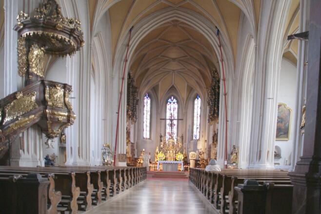 Wallfahrtskirche mit den 14 m langen Kerzen links und rechts