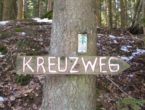 über den Kreuzweg geht es hinauf zur Burgruine Buchberg