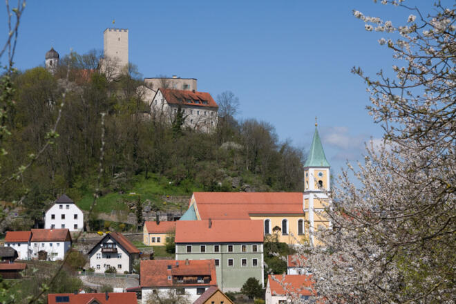 Blick auf Burg entlang des Festpiel-Radweges