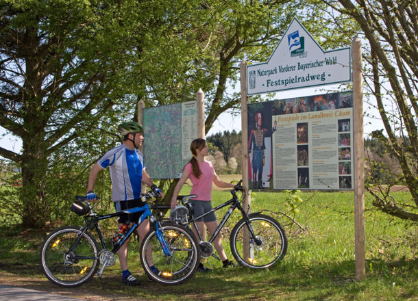 Ralder vor Informationstafel entlang des Festspiel-Radweges