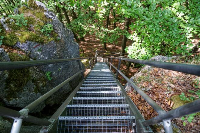 Diese steile Treppe führt auf das Felsplateau mit dem Picknickplatz