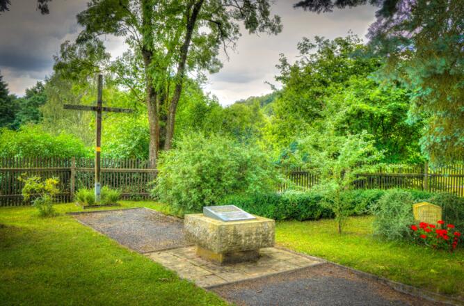 Gedenkstein und Holzkreuz - Billmuthausen