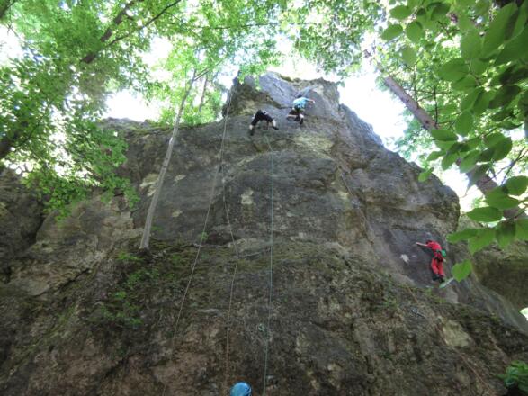 das Hohe Eck liegt fast immer im Schatten &gt; Sommerkletterfels