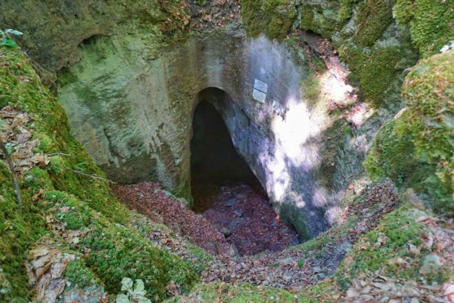 Der Respekt einflößende Einstiegsschacht der Geißlochhöhle