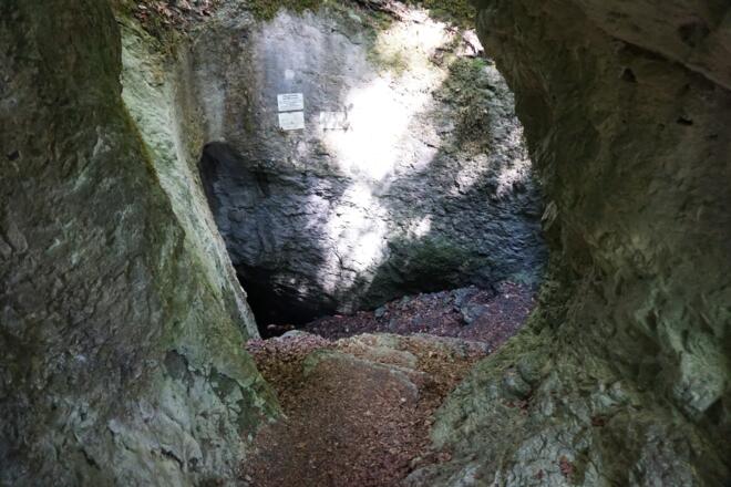 Der Einstiegsschacht in die Geißlochhöhle