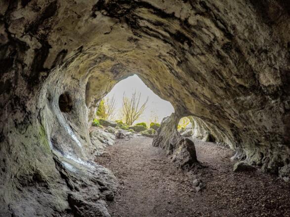 Die sagenumworbene Durchgangshöhle Quakenschloß