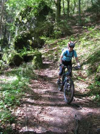 Immmer wieder fordern anspruchsvollere Abschnitte gute Bikebeherrschung!