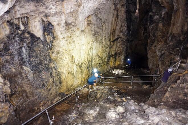 In der geräumigen Rosenmüllershöhle