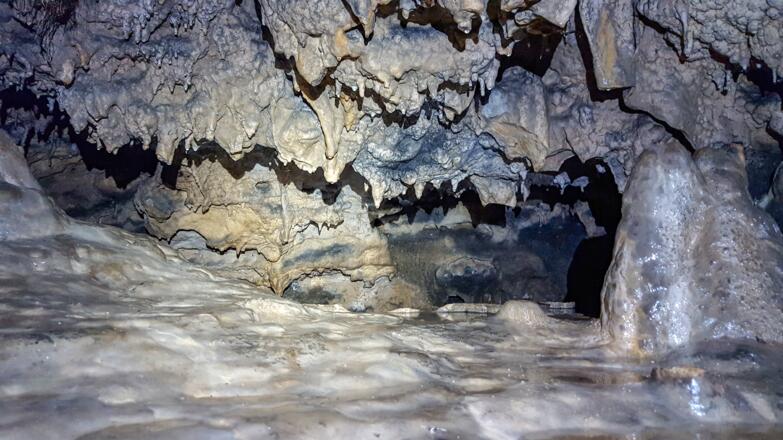 Zahlreiche Versinterungen in der Doktorshöhle